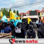 Bakar Keranda di Depan Kantor Pemkab, Massa Aksi Kecewa Tidak Ditemui Bupati Sumenep
