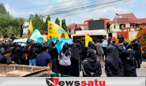 Bakar Keranda di Depan Kantor Pemkab, Massa Aksi Kecewa Tidak Ditemui Bupati Sumenep