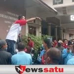 Mantan Karyawan RSUD Dr Mohamad Saleh Geruduk Gedung DPRD Kota Probolinggo