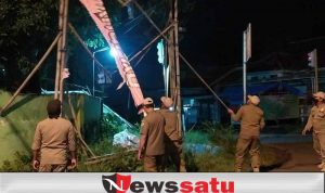 Tim Satpol PP Amankan 13 Reklame dan Razia Rumah Kos di Pamekasan