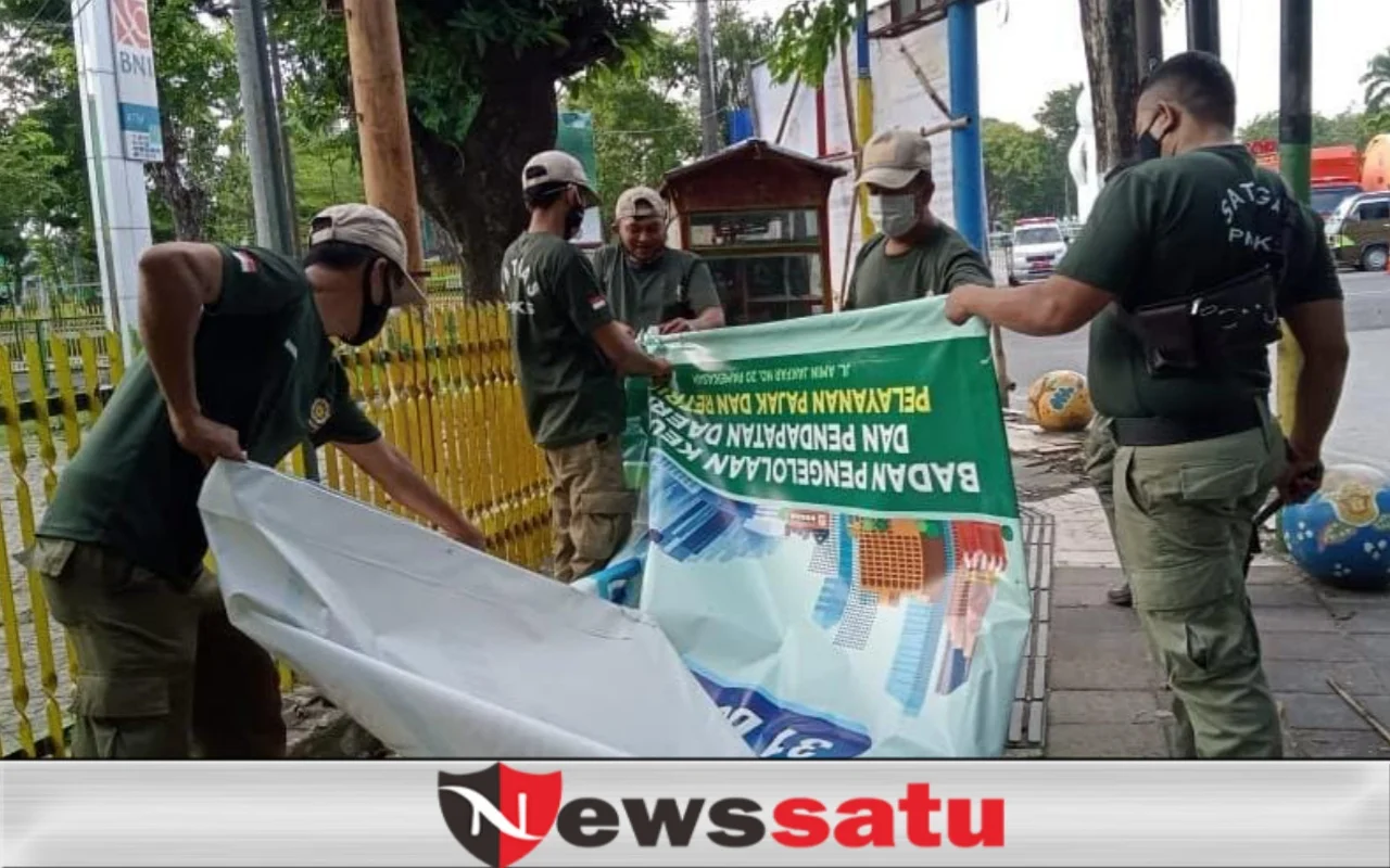 Tim Satpol PP Pamekasan, Amankan Reklame Tak berijin dan Razia Pengamen