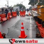 Waspada Dampak Longsor, Dishub Pamekasan Pasang Water Barier di Jembatan Gurem