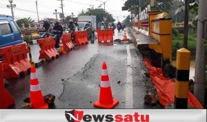 Waspada Dampak Longsor, Dishub Pamekasan Pasang Water Barier di Jembatan Gurem