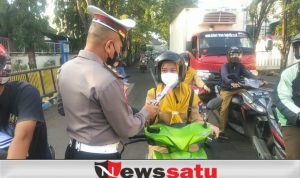 Akhir Operasi, Satlantas Polresta Probolinggo Berikan Bunga Pada Pengendara