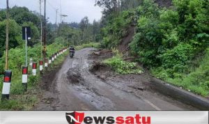 Akses Jalan Gunung Bromo Tertutup Runtuhan Tanah Longsor