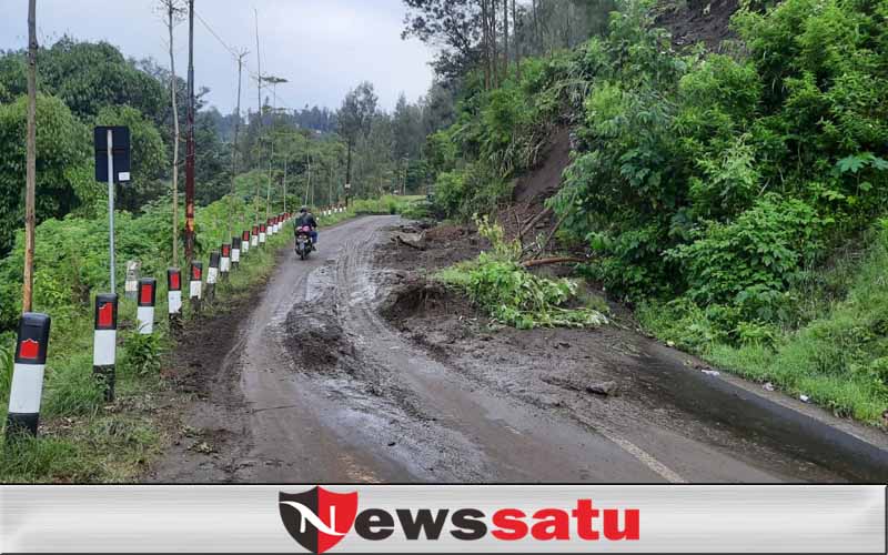 Akses Jalan Gunung Bromo Tertutup Runtuhan Tanah Longsor