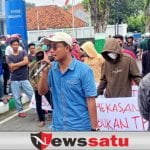 Aksi Demo Tolak Fattah Jasin Dibendung Kepolisian di DPRD Pamekasan