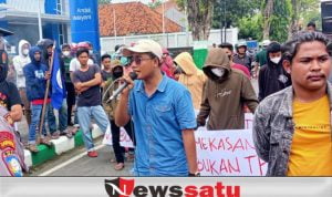 Aksi Demo Tolak Fattah Jasin Dibendung Kepolisian di DPRD Pamekasan