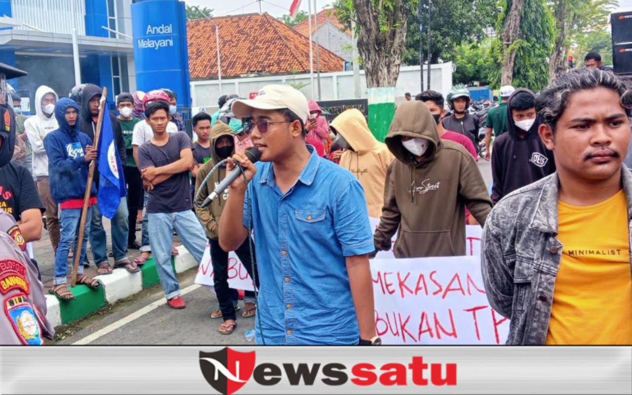 Aksi Demo Tolak Fattah Jasin Dibendung Kepolisian di DPRD Pamekasan