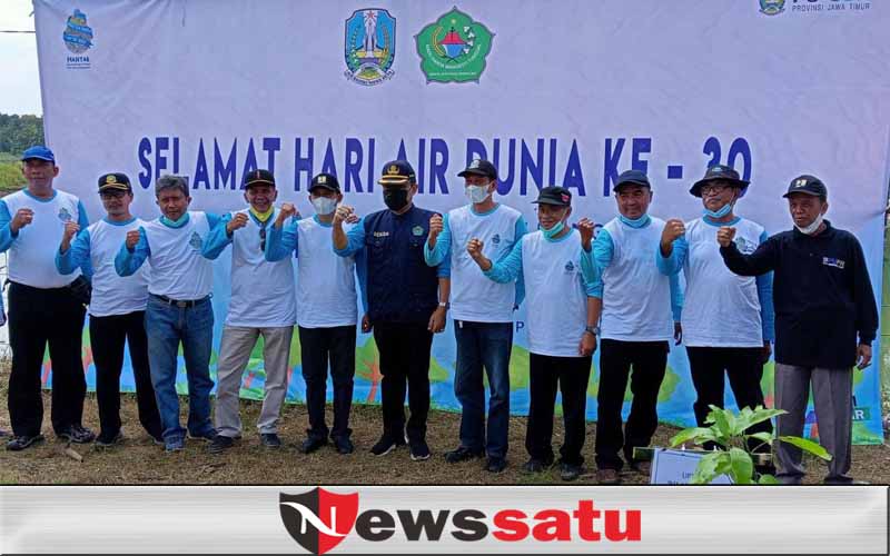 Dinas PU SDA Jatim dan Pemkab Pamekasan Kolaborasi Tanam Pohon dan Tabur Ikan