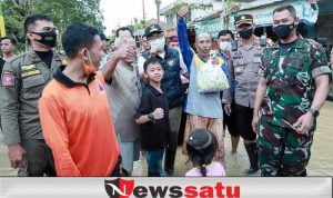 Kalaksa BPBD Jatim dan Bupati Pamekasan Sambangi Korban Banjir