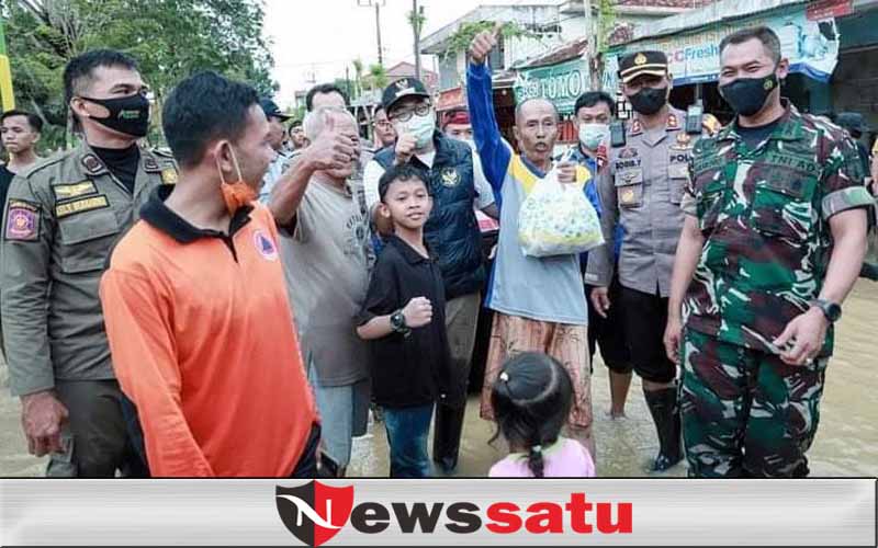 Kalaksa BPBD Jatim dan Bupati Pamekasan Sambangi Korban Banjir