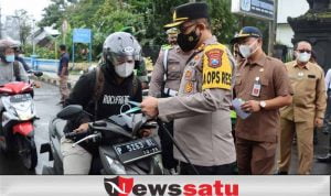 Kapolres Bersama Forkopimda Berikan Masker dan Edukasi Masyarakat Taat Prokes