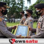 Kapolres Bondowoso Berikan Penghargaan Puluhan Bhabinkamtibmas