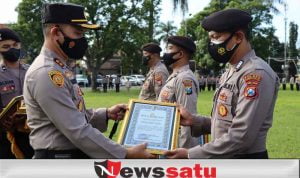 Kapolres Bondowoso Berikan Penghargaan Puluhan Bhabinkamtibmas