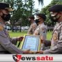 Kapolres Bondowoso Berikan Penghargaan Puluhan Bhabinkamtibmas