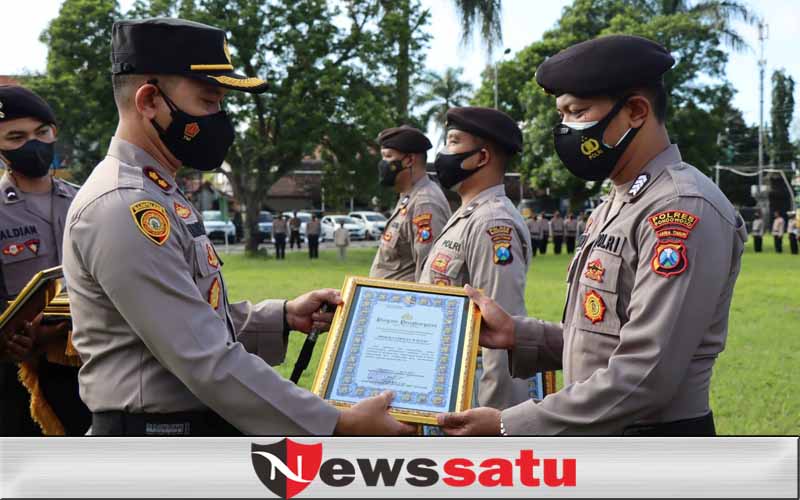 Kapolres Bondowoso Berikan Penghargaan Puluhan Bhabinkamtibmas Kapolres Bondowoso Berikan Penghargaan Puluhan Bhabinkamtibmas