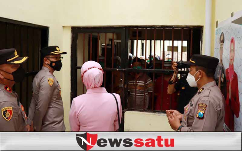 Peringati Isra' Mi'raj, Kapolres Bondowoso Berbagi dengan Tahanan