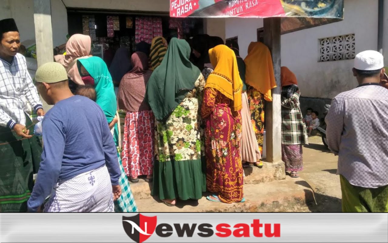 Sebuah Warung Kelontongan di Pamekasan Diserbu KPM Penerima BNPT