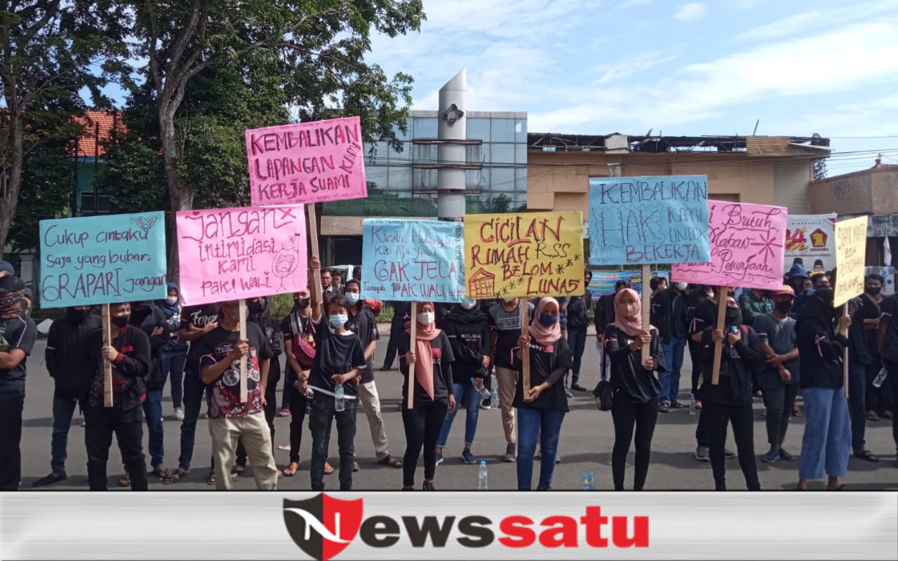 Tidak Diberi Izin Beroperasi, Karyawan CV Grapari Demo Pemkot Probolinggo