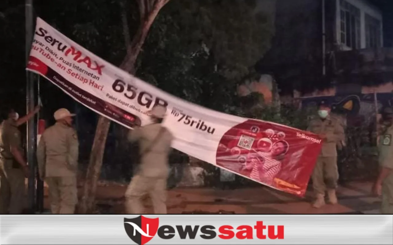 Tim Satpol PP Pamekasan Bredel Reklame Liar Telkomsel