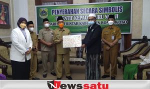 Bupati Salwa Serahkan Insentif Guru Ngaji Secara Simbolis
