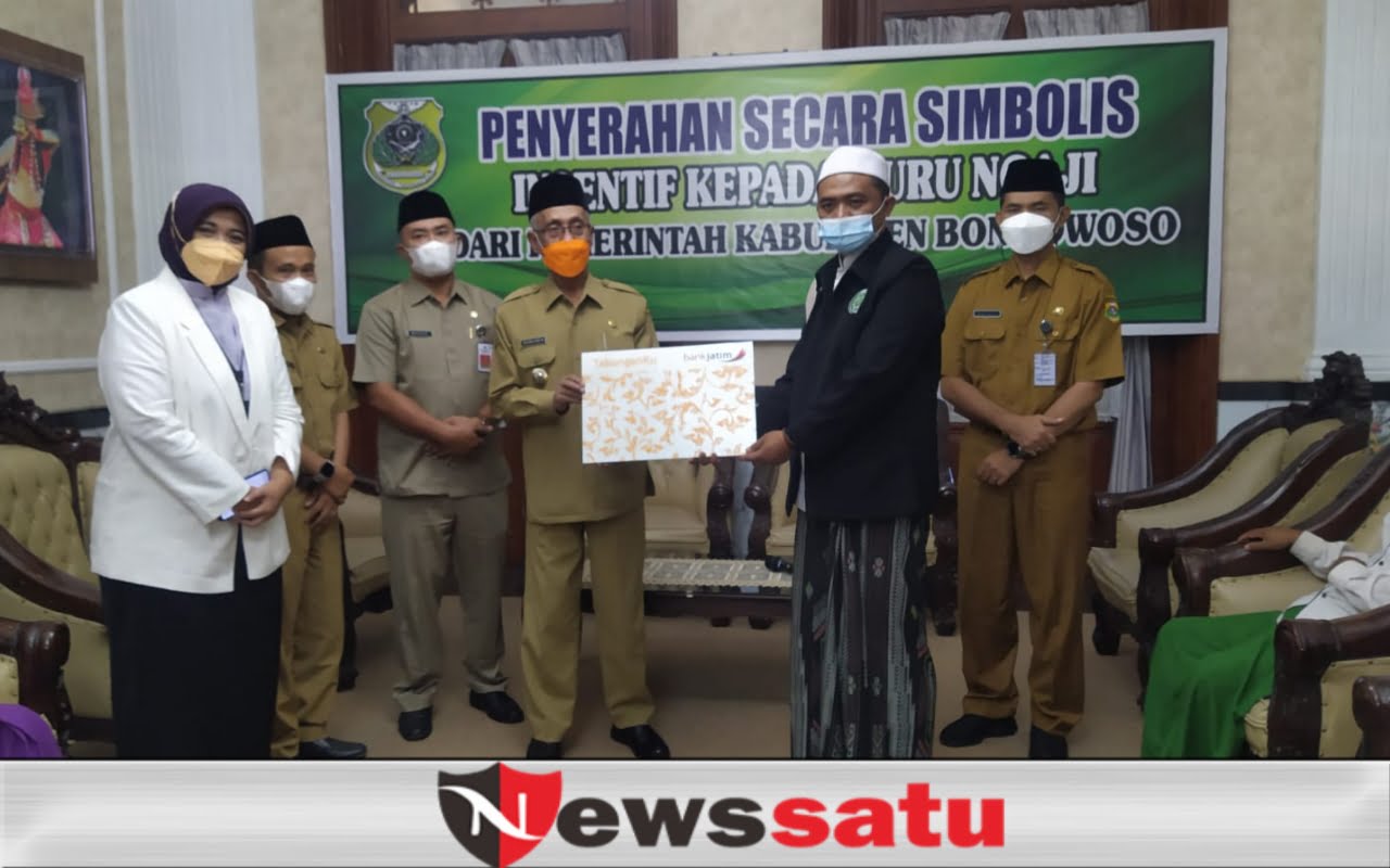 Bupati Salwa Serahkan Insentif Guru Ngaji Secara Simbolis