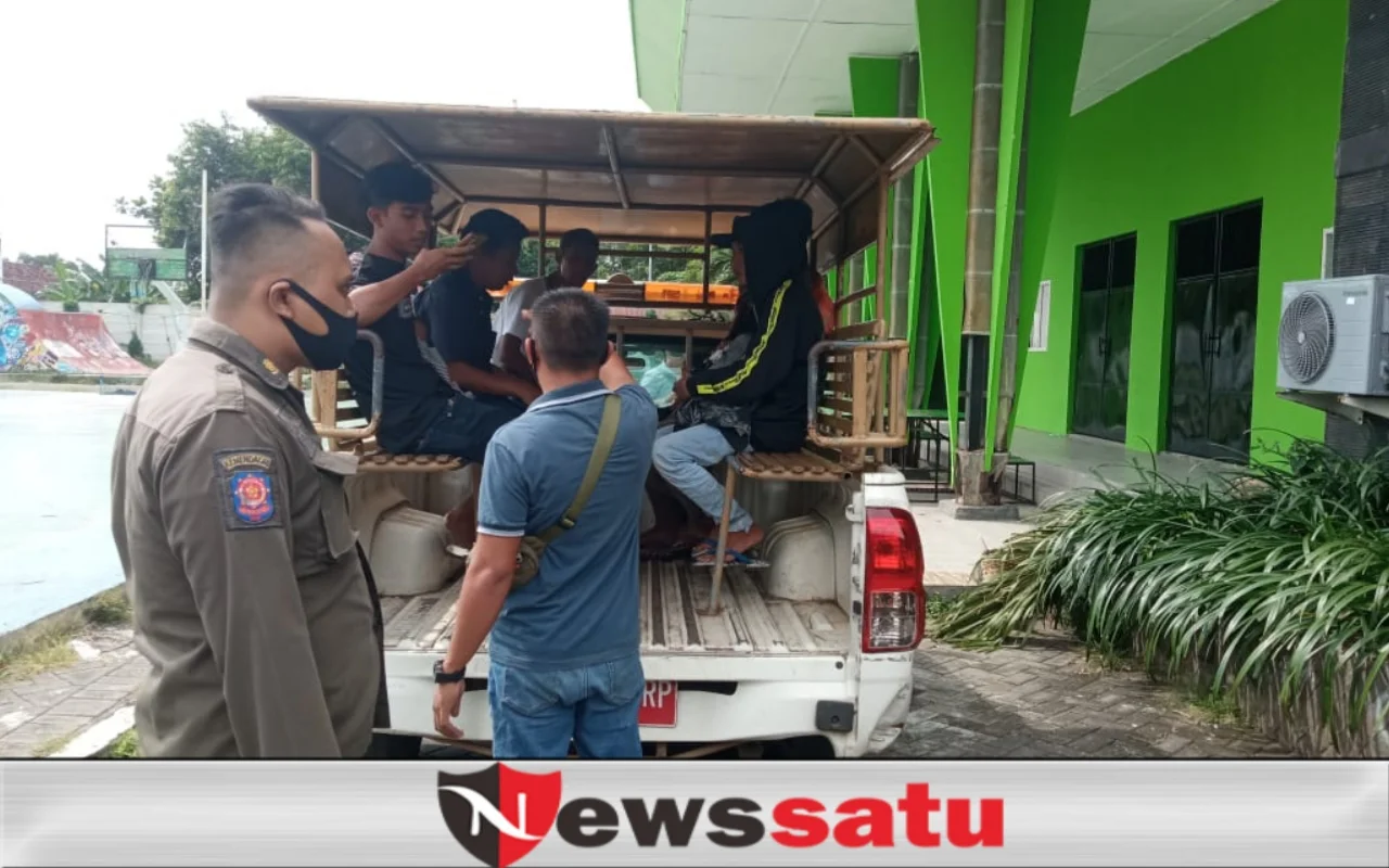 Momen Pettolekoran, 6 Pemuda Desa Gili Diciduk Satpol PP Kota Probolinggo