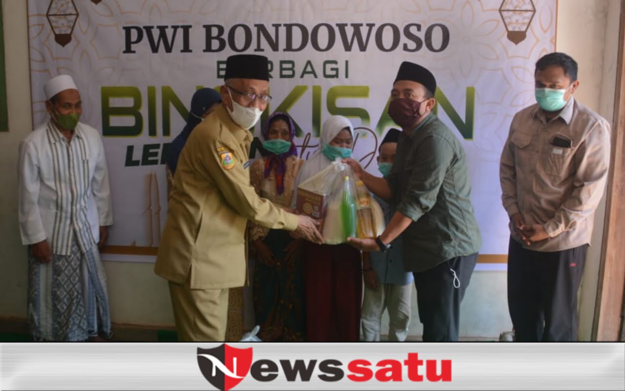 PWI Bersama Pemkab Bondowoso Bagikan Puluhan Paket Lebaran Pada Duafa