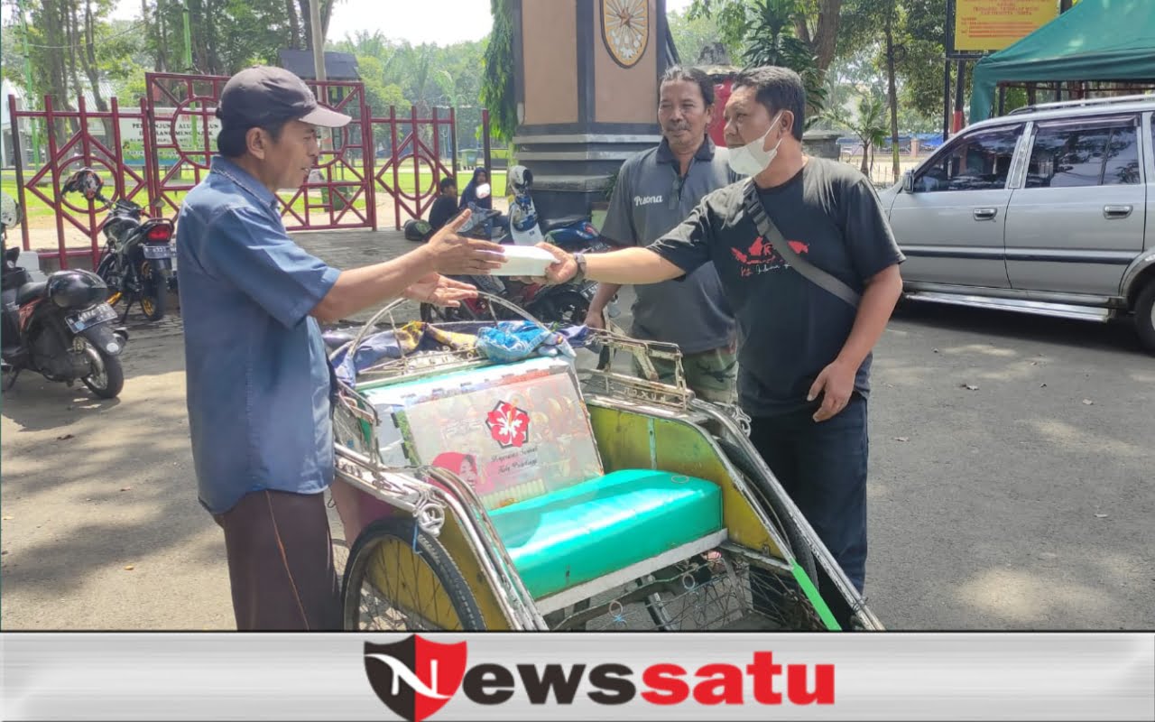 Para Tukang Becak Merespon Baik Aksi Sosial Wartawan Probolinggo
