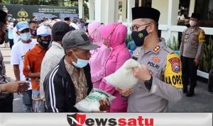 Polres Bagikan Ratusan Zakat Fitrah Pada Warga Kurang Mampu