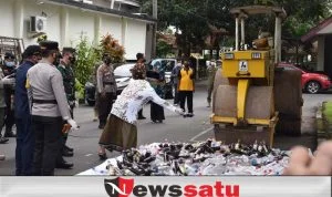 Polres Bondowoso Musnahkan Ribuan Miras Dengan Alat Berat