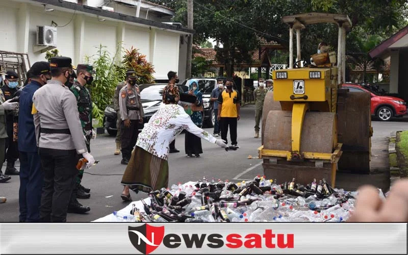 Polres Bondowoso Musnahkan Ribuan Miras Dengan Alat Berat