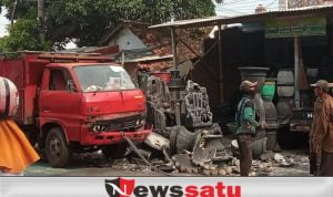 Truk Sampah DLH Seruduk Toko Pot Kota Probolinggo