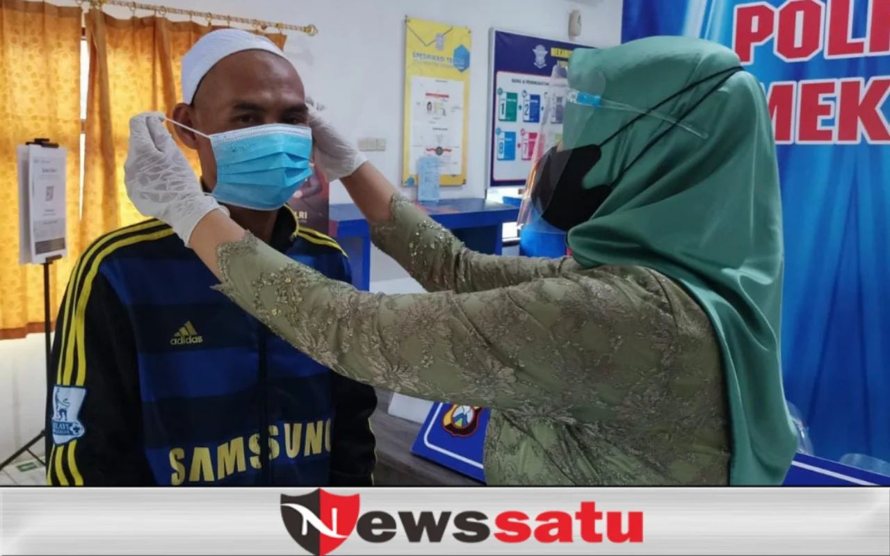 Warnai Hari Kartini, Polwan Layani Warga dengan Berkebaya