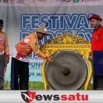 Ditandai Pemukulan Gong, Bupati Fauzi Resmi Buka Festival Paralayang