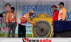 Ditandai Pemukulan Gong, Bupati Fauzi Resmi Buka Festival Paralayang