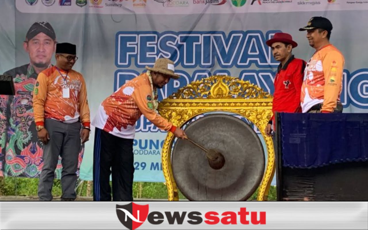 Ditandai Pemukulan Gong, Bupati Fauzi Resmi Buka Festival Paralayang