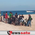 Kunjungi Desa Gili Ketapang, Supporter Bonek Persebaya Gelar Bersih-Bersih