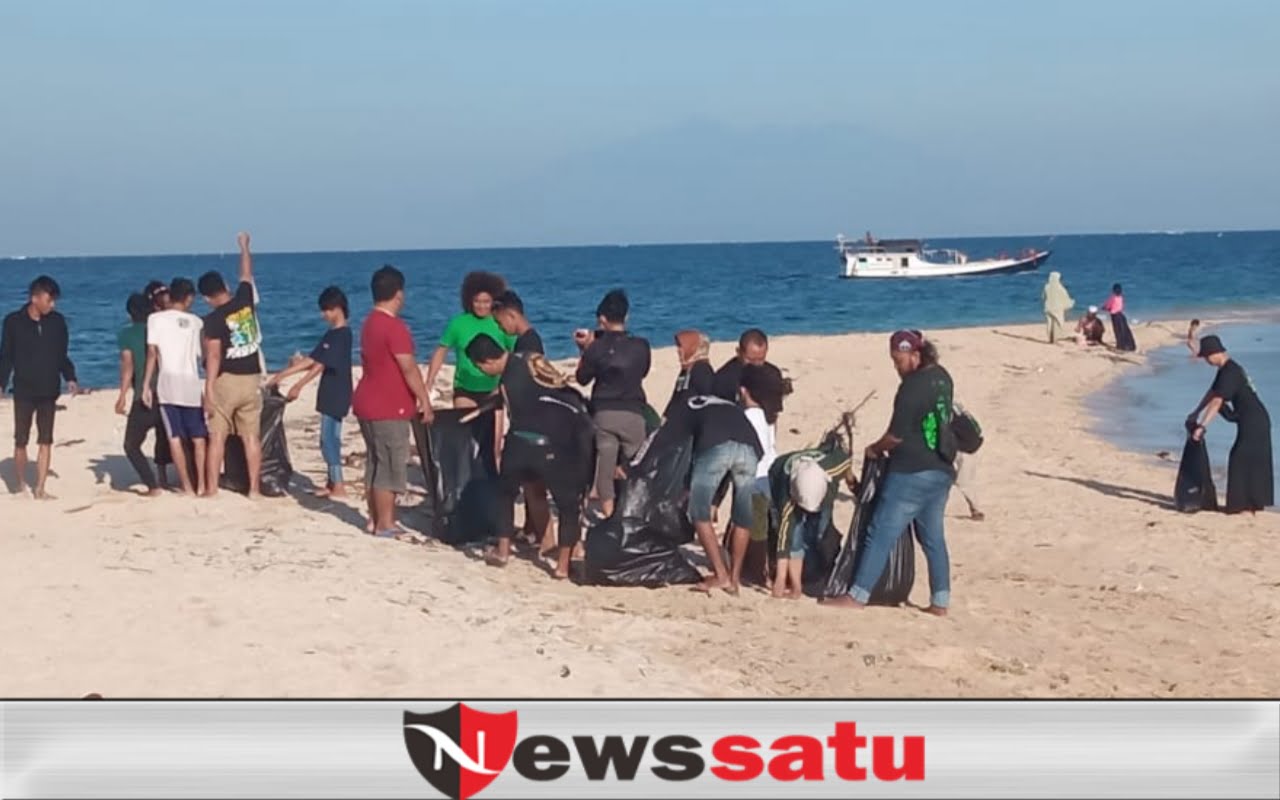 Kunjungi Desa Gili Ketapang, Supporter Bonek Persebaya Gelar Bersih-Bersih 