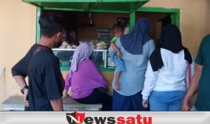 Momen Lebaran, Kuliner Rujak Lontong Diburu Pembeli