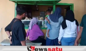 Momen Lebaran, Kuliner Rujak Lontong Diburu Pembeli