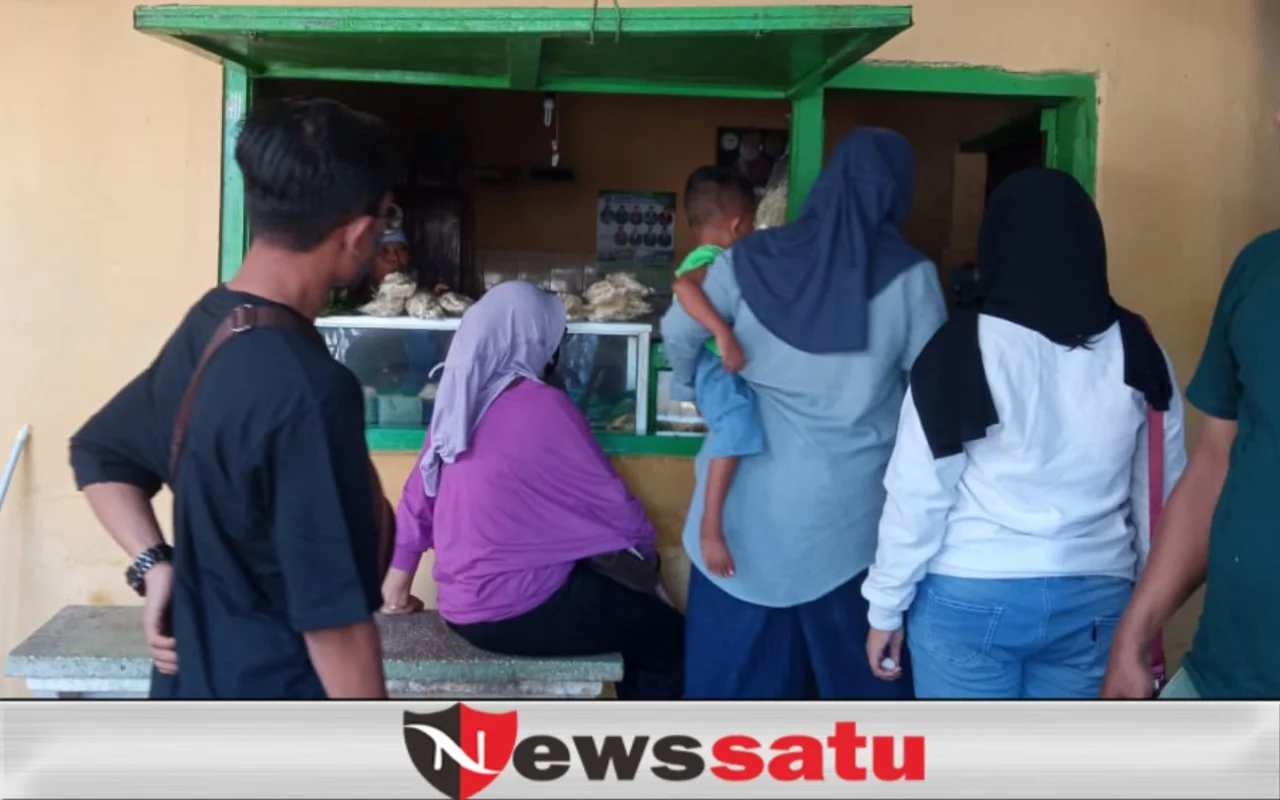 Momen Lebaran, Kuliner Rujak Lontong Diburu Pembeli