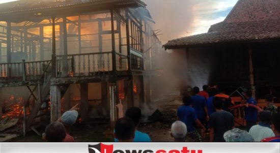 Diduga Gegara Kompor Gas, Dua Rumah Panggung di OKI Terbakar