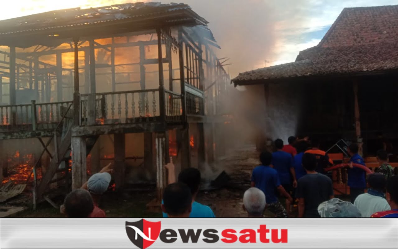 Diduga Gegara Kompor Gas, Dua Rumah Panggung di OKI Terbakar