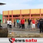 Disporapar Pamekasan Hijaukan Fasilitas Olahraga