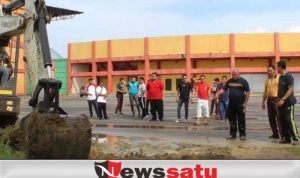 Disporapar Pamekasan Hijaukan Fasilitas Olahraga