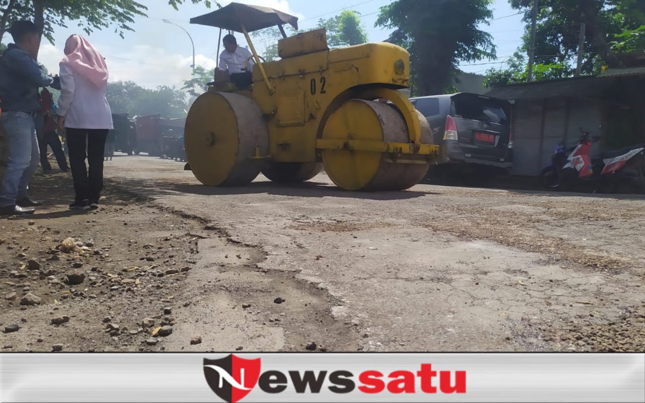Pemkab Bondowoso Bersama Perusahaan Rokok 88 Lakukan Perbaikan Jalan