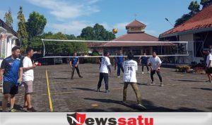 Tim Volly Polres Probolinggo Kota Bantai Tim Volly Media