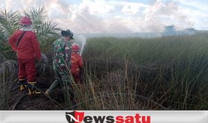 Babinsa Kodim 0402 OKI Bantu Padamkan Api